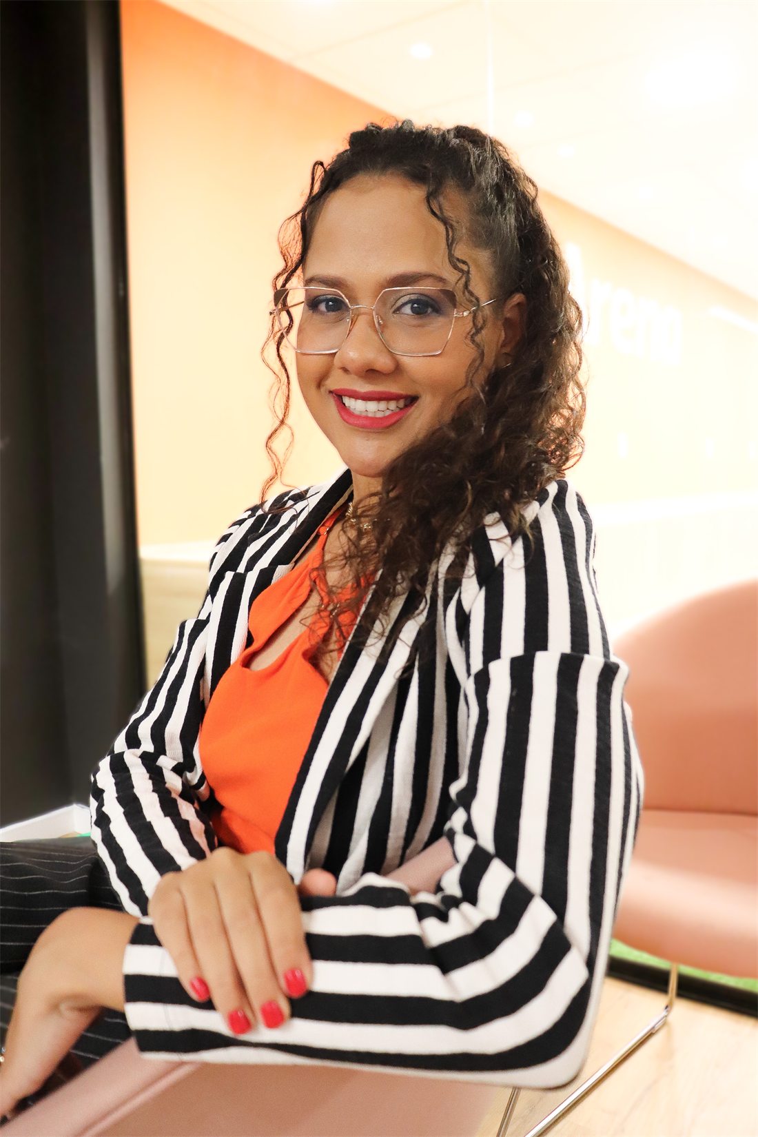 Ingred Lutigard Reis usando blazer listrado em retrato profissional