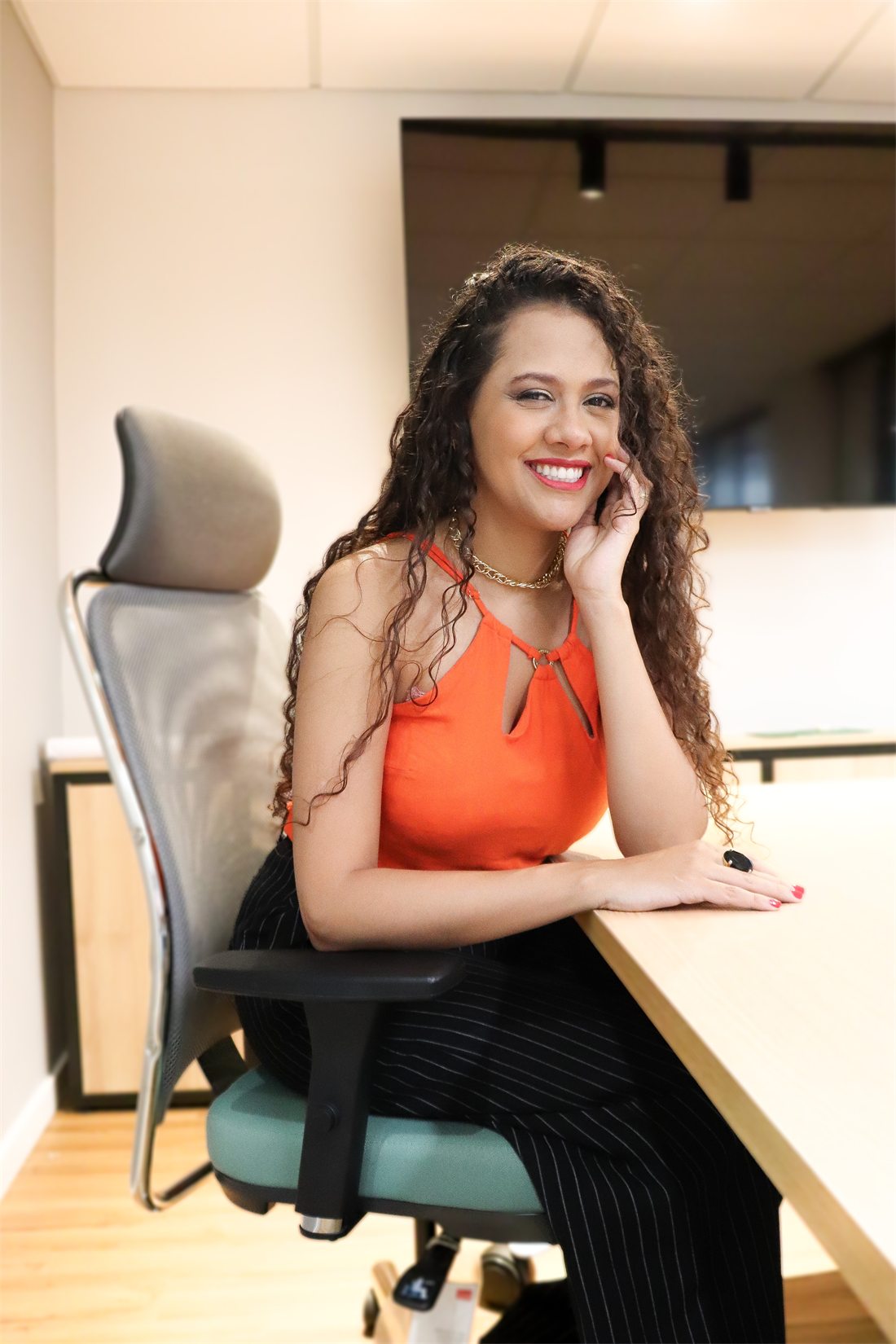 Ingred Lutigard Reis sorrindo em ambiente profissional